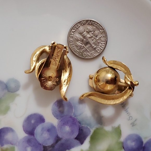 Vintage RENOIR goldtone abstract design clip on earrings - Picture 3 of 4